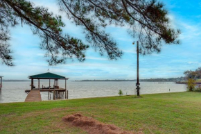 Lakefront Frankston Cabin with Dock and Fire Pit!